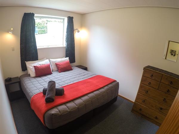 1 Bedroom Self-Contained Unit (Sleeps 2)
Mt. Aspiring Holiday Park