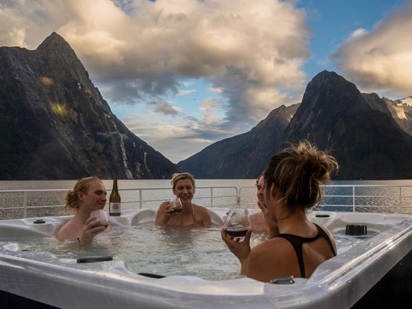 Luxury Cruising Fiordland
Distinction Te Anau Hotel & Villas