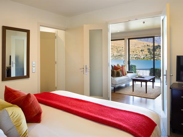 1 Bedroom Lakefront Suite
Villa del Lago