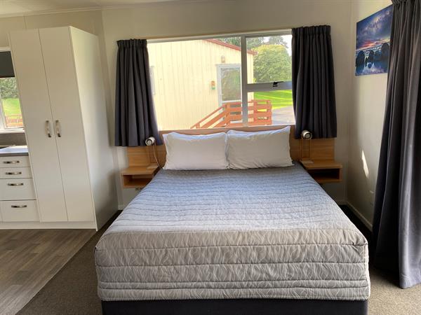 DELUXE SELF-CONTAINED 1 BEDROOM (7 BERTH) Accessible Unit
Whanganui River Top 10 Holiday Park