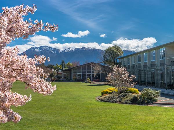 1 Night B&B - SAVE 10%
Distinction Te Anau Hotel & Villas