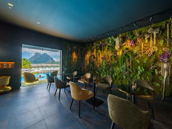 Discover the Uaina Bar's new look
Le Bora Bora by Pearl Resorts