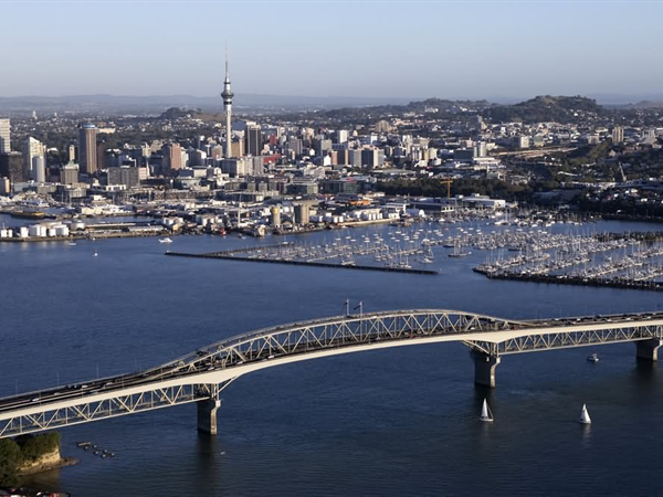 Auckland Harbour Bridge
Swiss-Belsuites Victoria Park, Auckland